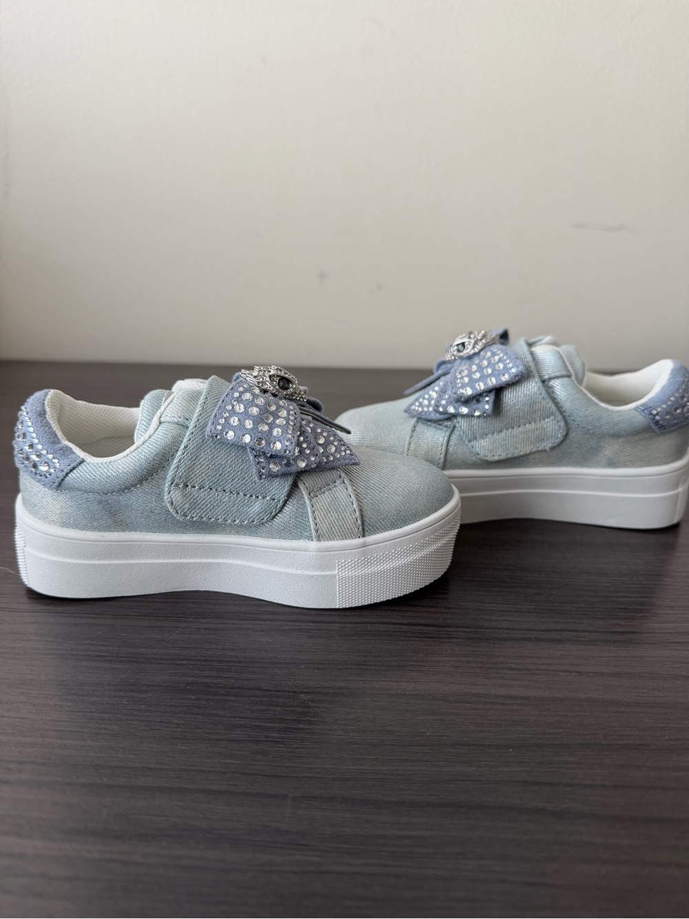 Kurt Geiger London Mini Laney Bow Sneakers Light Blue Denim Crystals Girls SZ 7M - Picture 3 of 8